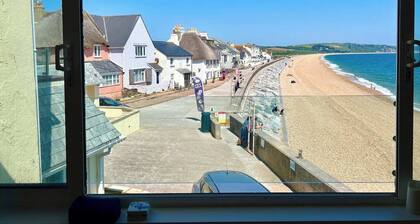 Beachfront Cottage with Sea Views & Coastal Walks