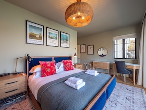 3 bedrooms, iron/ironing board, free WiFi, bed sheets - Stylish Waterfront Home With River Dart Views (Dartmouth)