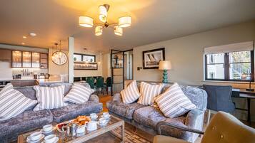 Smart TV, fireplace, stereo