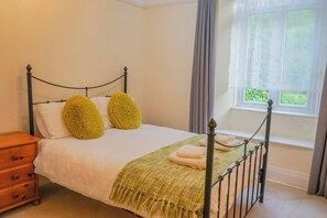 5 bedrooms, iron/ironing board, travel cot, free WiFi - 18th-Century Farmhouse with Countryside Views (Blackawton)