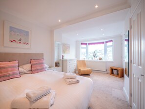 2 bedrooms, iron/ironing board, bed sheets - Riverside Apartment with Stunning River Dart View (Dartmouth)