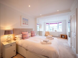 2 bedrooms, iron/ironing board, bed sheets - Riverside Apartment with Stunning River Dart View (Dartmouth)