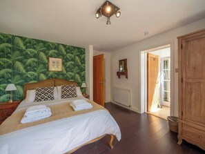 5 quartos, ferros/tábuas de passar roupa, berço de viagem