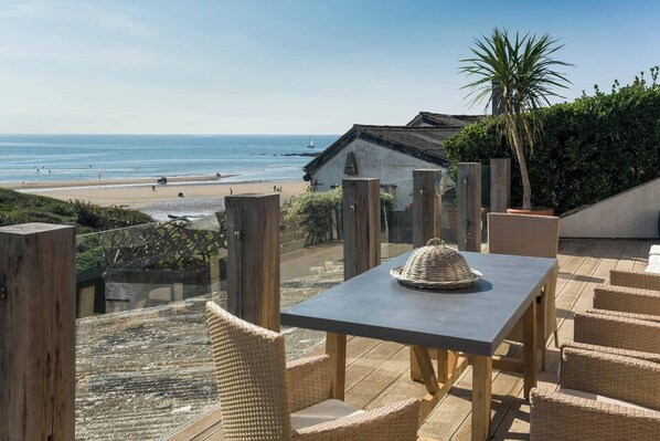 Outdoor dining - Seafront Beach House with Panoramic Views (Bigbury-on-Sea)