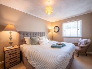 4 bedrooms, iron/ironing board, travel cot, free WiFi - Seafront Beach House with Panoramic Views (Bigbury-on-Sea)