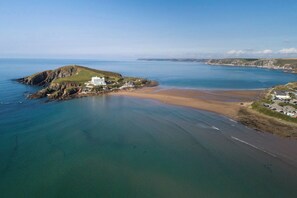 On the beach - Seafront Beach House with Panoramic Views (Bigbury-on-Sea)