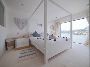 8 chambres, fer et planche à repasser, lit de bébé portatif