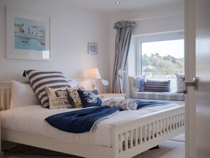 8 habitaciones, tabla de planchar con plancha y cuna de viaje 