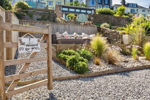 Charming Apartment with Garden & Parking