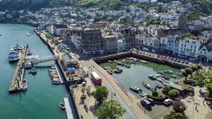 A coastal town with a marina, historic buildings, and a bridge. - Charming Apartment with Garden & Parking (Dartmouth)