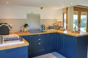 Réfrigérateur, micro-ondes, plaque de cuisson, lave-vaisselle