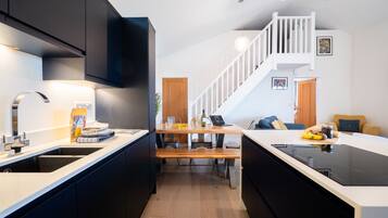 Réfrigérateur, micro-ondes, four, plaque de cuisson