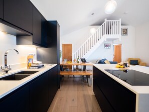 Jääkaappi, mikroaaltouuni, uuni, liesi