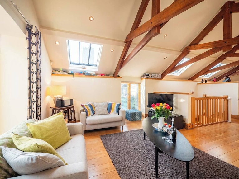 Family & Pet Friendly Coastal Base Near Dartmouth - 다트머스