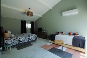 Habitación cuádruple familiar, vista al jardín | Camas Select Comfort, decoración personalizada y muebles diferentes 