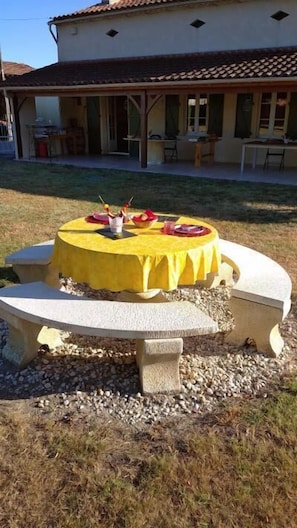 Free daily continental breakfast  - La Mancine Laulan (Jau-Dignac-et-Loirac)