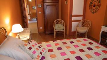 Habitación cuádruple superior, vista al jardín | Camas Select Comfort, decoración personalizada y muebles diferentes