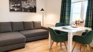 A modern living room with a sofa, a glass table, and two chairs. - Nice vacation apartment near Pückler Park /pet friendly/ sauna in the house (Bad Muskau)