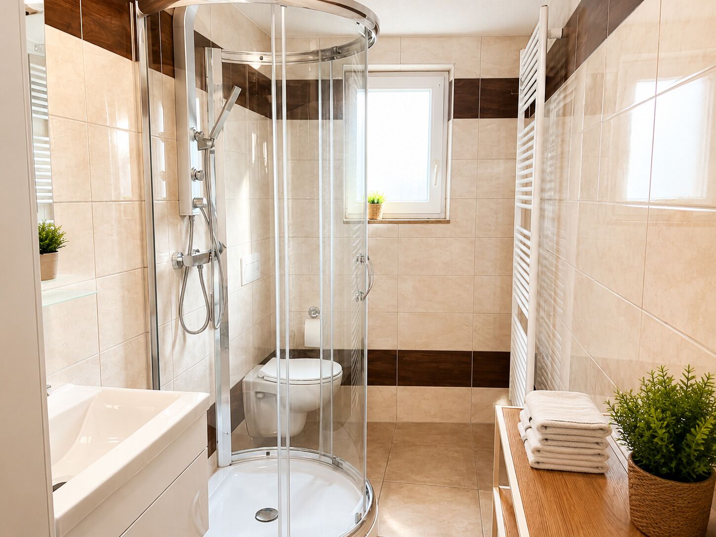 Une salle de bain moderne dotée d’une douche à parois de verre, de toilettes et d’une baignoire.