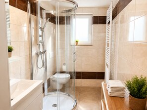 Een douche, een haardroger, handdoeken, zeep