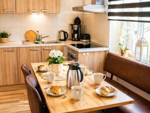 Fridge, microwave, oven, stovetop - Urban Oasis in the spa town of Bad Muskau - just a few minutes' walk from Prince Pückler Park (Bad Muskau)