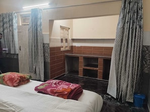Soundproofing, free WiFi - The Street Homestay (Agra)