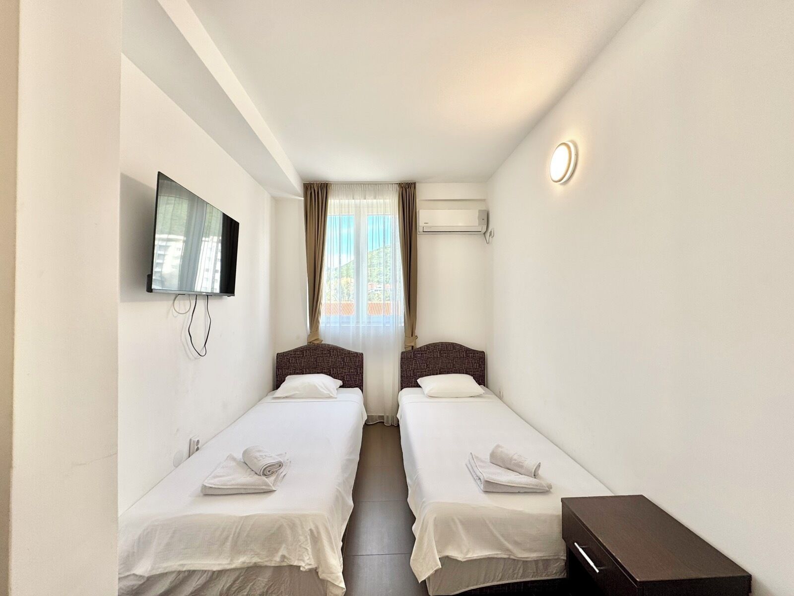 Habitació amb dos llits individuals clàssica | Escriptori, wifi gratuïta i roba de llit 