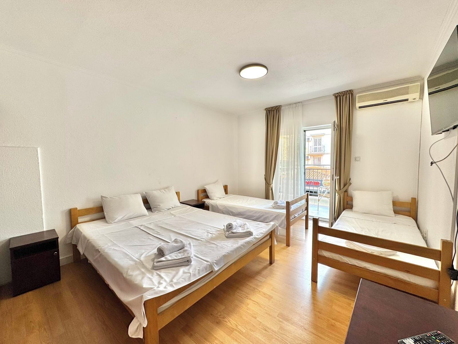 Habitació quàdruple Comfort, balcó | Escriptori, wifi gratuïta i roba de llit 