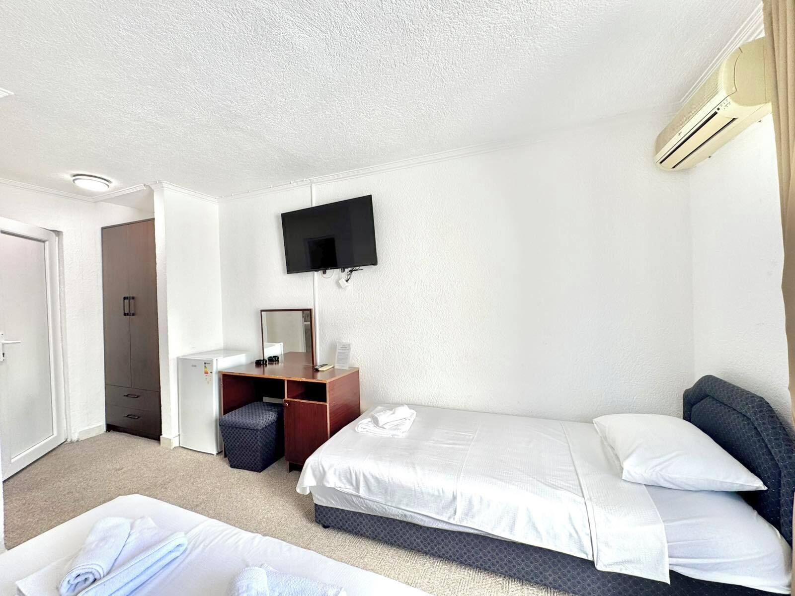 Escriptori, wifi gratuïta i roba de llit 