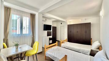 Familiekamer | Een bureau, gratis wifi, beddengoed