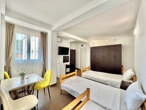 Family Room | Desk, soundproofing, free WiFi, bed sheets - Hotel Lobo (Budva)