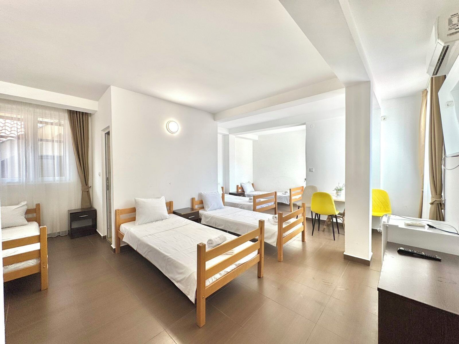 Quarto família | Escrivaninha, Wi-Fi de cortesia, roupa de cama