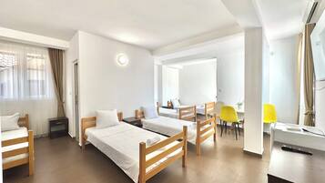 Family Room | Desk, free WiFi, bed sheets