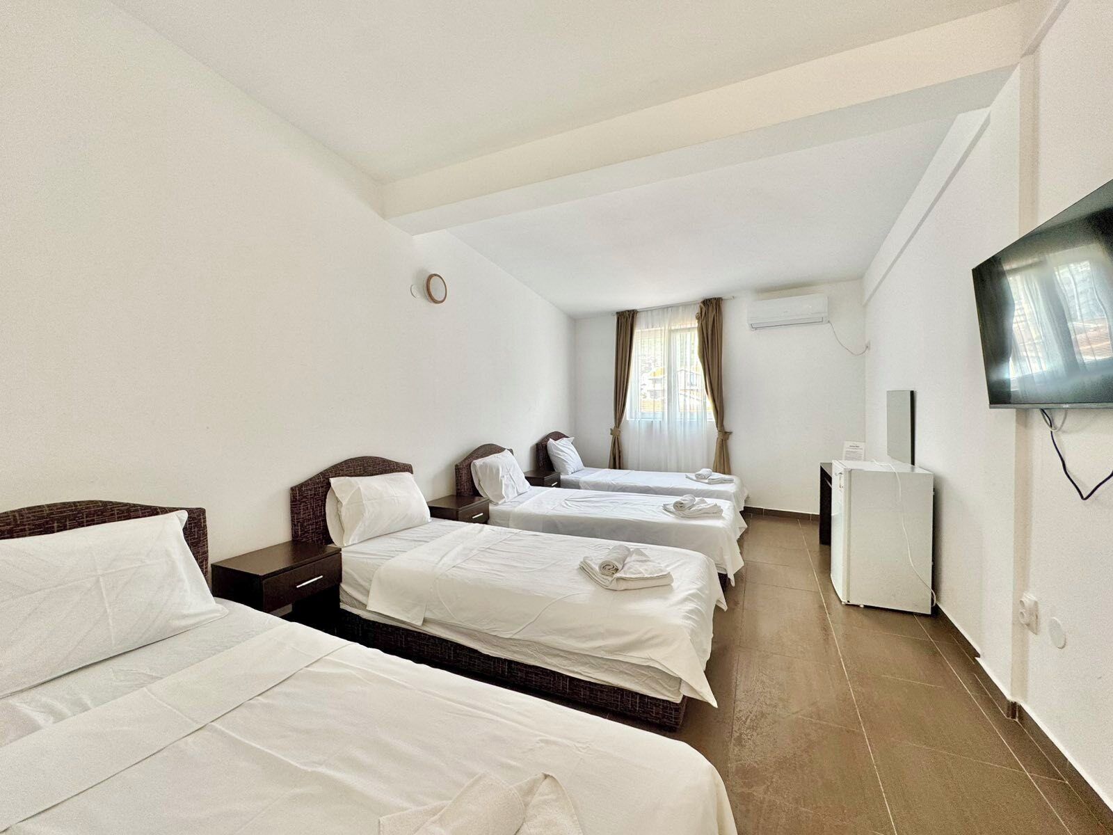 Habitació quàdruple bàsica | Escriptori, wifi gratuïta i roba de llit 