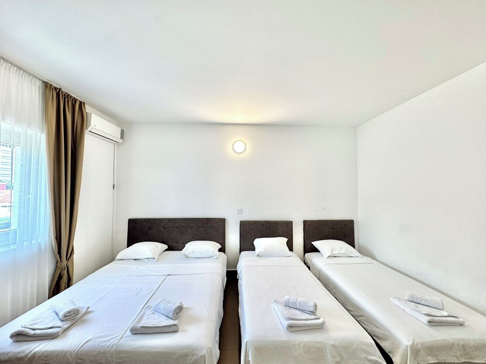 Habitació quàdruple econòmica | Escriptori, wifi gratuïta i roba de llit 