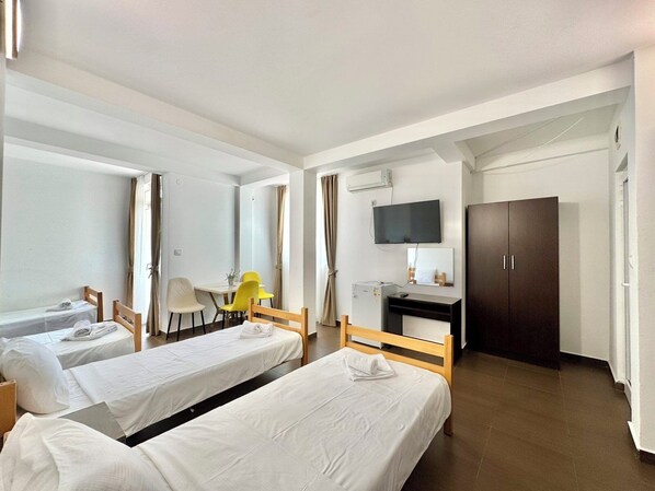 Habitación familiar | Escritorio, wifi gratis y ropa de cama