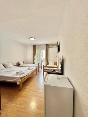 Comfort Quadruple Room, Balcony | Desk, soundproofing, free WiFi, bed sheets - Hotel Lobo (Budva)