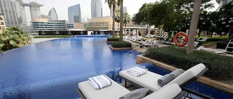 Piscine extérieure, chaises longues