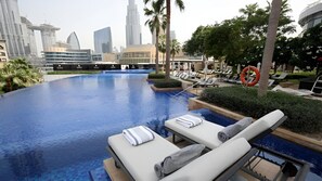 室外游泳池，日光浴躺椅