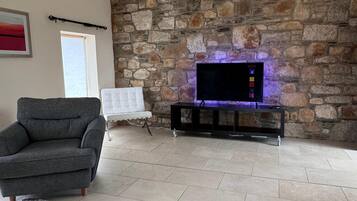 Smart-TV, Kamin, Tischtennisplatte, Bücher