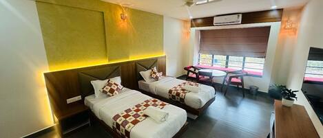 Habitación Deluxe con 1 cama doble o 2 individuales | Ropa de cama hipoalergénica y escritorio