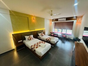 Deluxe kamer, 1 twee- of 2 eenpersoonsbedden | Hypoallergeen beddengoed, een bureau, een laptopwerkplek