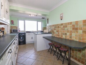 Cottage | Private kitchen | Cookware/dishes/utensils - Llain Delyn (Holyhead)