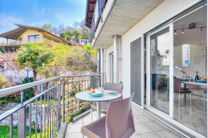Villa familiar, 2 habitaciones, terraza, junto a la montaña (Casa Zaira 1 2BR in Caviano) | Restaurante al aire libre
