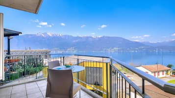 Family Villa, 2 Bedrooms, Terrace, Mountainside (Casa Zaira 1 2BR in Caviano) | Outdoor dining