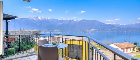 Familienvilla, 2 Schlafzimmer, Terrasse, Bergseite (Casa Zaira 1 2BR in Caviano) | Speisen im Freien