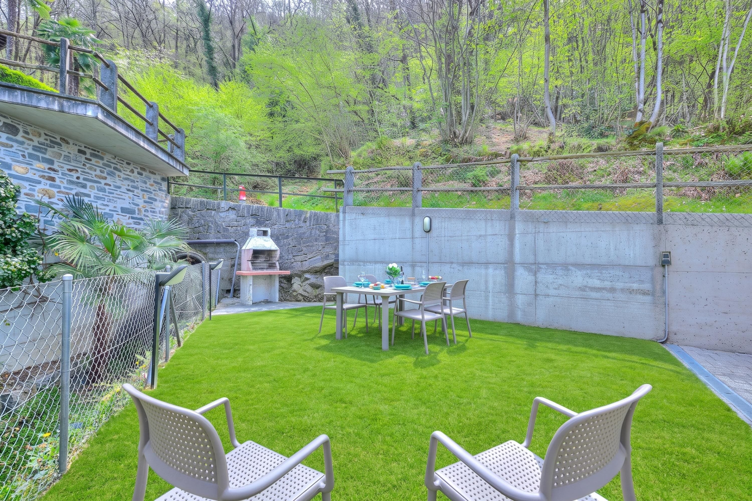 Villa familiar, 2 habitaciones, Terraza, junto a la montaña (Casa Zaira 1 2BR in Caviano) | Restaurante al aire libre