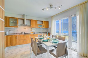 Villa familiar, varias habitaciones, junto a la montaña (Casa Zaira 1) | Cocina privada | Refrigerador, horno, parrilla de estufa y lavavajillas 