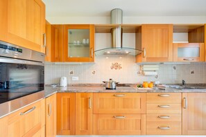 Villa Familiale, 2 chambres, terrasse, côté montagne (Casa Zaira 1 2BR in Caviano) | Cuisine privée