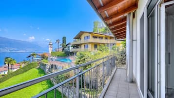 Family Villa, 2 Bedrooms, Terrace, Mountainside (Casa Zaira 1 2BR in Caviano) | Property grounds